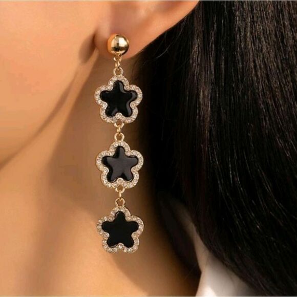 Bella Boutique Accessories - Chic Black Five Leaf Clover Earrings